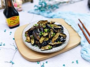 装盘撒上葱花。