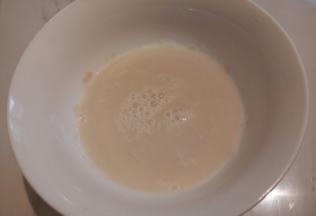 酵母粉用温的纯牛奶化开，静置2分钟，等酵母融化