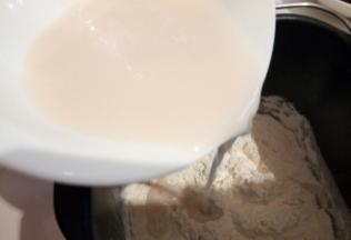 倒入酵母水