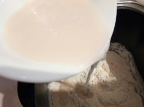 倒入酵母水