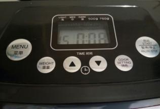 按面包机，和面键，8分钟