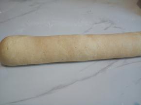 揉好的面团，拿出来揉透，搓成圆形