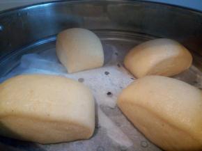 锅里放温水，发酵至2倍大，开小火蒸，上汽后，开大火蒸10分钟，