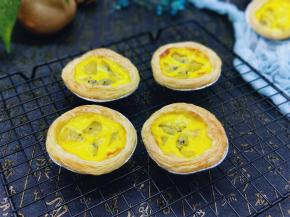 戴上隔热手套取出烤盘。