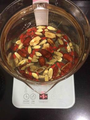 洗净材料，放入养生壶，我选择的是养生药膳功能