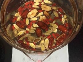 洗净材料，放入养生壶，我选择的是养生药膳功能