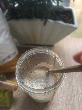 牛奶加温，加入酵母粉和少许糖静置5分钟。