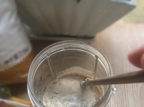 牛奶加温，加入酵母粉和少许糖静置5分钟。