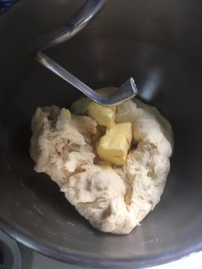 最后加入黄油，用和面功能把面团揉到扩展阶段。