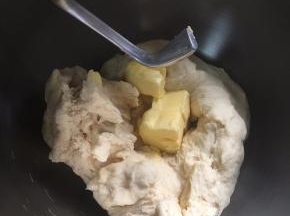 最后加入黄油，用和面功能把面团揉到扩展阶段。