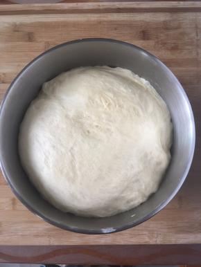 把面团放入烤箱里用发面功能，发酵至两倍大。