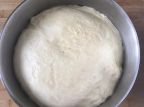 把面团放入烤箱里用发面功能，发酵至两倍大。