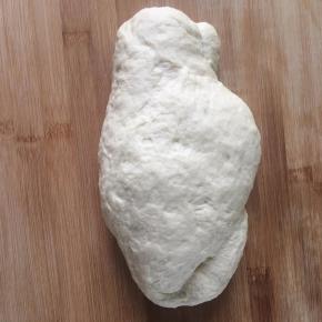 将面团排气，分成两份。（这是两个面包的量）