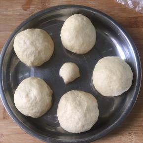每一个面团分成5分，滚圆盖保鲜膜静置10分钟。