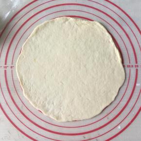 将其中的一面团擀开至直径26cm的圆形。