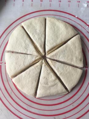 依次把余下的4张面团全擀成面片。在每一张面片上用刷子涂黄油，撒上白糖和肉桂粉。然后重叠，但最后一张上面不涂抹。