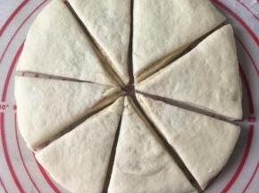依次把余下的4张面团全擀成面片。在每一张面片上用刷子涂黄油，撒上白糖和肉桂粉。然后重叠，但最后一张上面不涂抹。