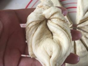 将三角的头部拉起向内弯曲穿过割口处并拉直.将尾部两边捏合在一起即可。