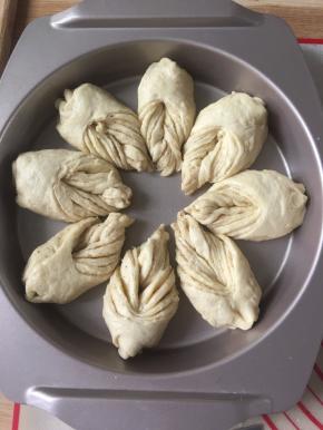 做好形状的面包胚子排到模具里。