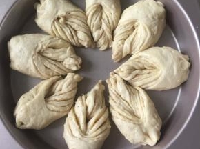 做好形状的面包胚子排到模具里。
