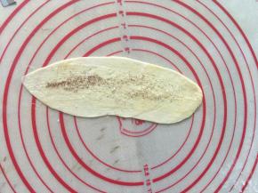 用15克的面团擀成长条开，也刷上黄油，撒糖，撒肉桂粉。