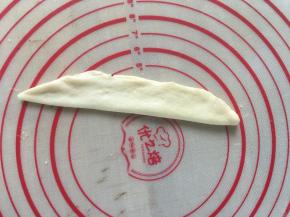 并对折起来用手压实，再卷起来成花蕊。