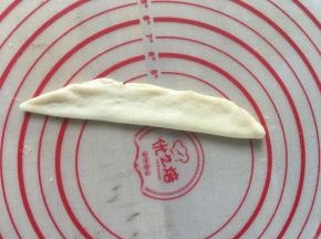 并对折起来用手压实，再卷起来成花蕊。