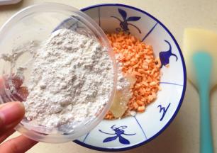 倒入面粉，不用过筛