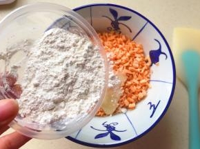 倒入面粉，不用过筛