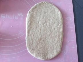 取一个擀成比较宽的椭圆形