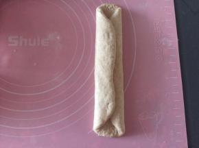 然后两边往中间折。再擀平。