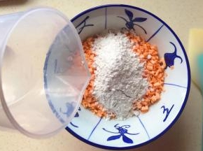 倒入水拌匀
