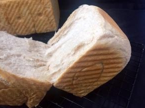 烤箱预热上下火180度，烤40分钟。