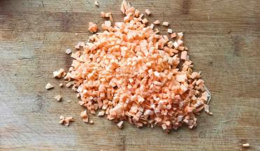 把红薯洗净削皮切成丁