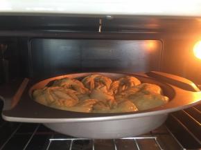 刷上蛋液把烤盘放到预热好的烤箱中层190度烤20分钟。