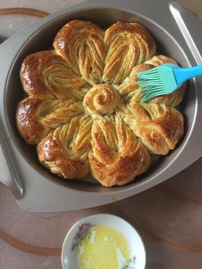 烤好后趁热刷上黄油，