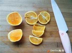 用锋利、抗氧化的奈瓷刀将橙子对半切开，中间漂亮的部分切4片，再将4片对半切。