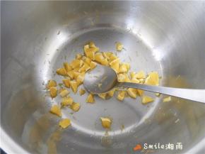 橙子果肉放厚底小锅里，放一小勺水和1小勺白糖，开小火将果肉炒均匀至无水。