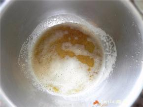 制作焦化黄油：黄油放进厚底小锅中，开小火加热（用电磁炉开第2档500W），化成液体后持续加热直至变成焦黄色关火。