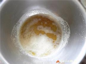 制作焦化黄油：黄油放进厚底小锅中，开小火加热（用电磁炉开第2档500W），化成液体后持续加热直至变成焦黄色关火。