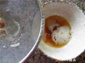 过滤黄油中的杂质。