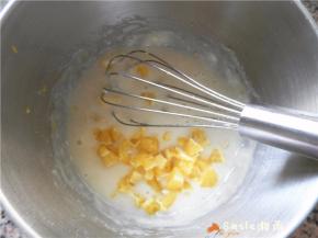 橙香果粒倒入面糊中，搅拌均匀。