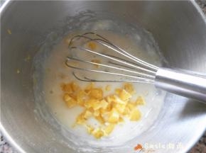 橙香果粒倒入面糊中，搅拌均匀。