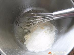 筛入低筋面粉和杏仁粉，搅拌成面糊状。