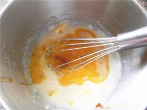 待黄油还有余温时，倒入面糊中。