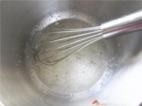 取70克蛋清，加入糖粉，搅拌到糖融化，用手抽打至粗泡阶段。