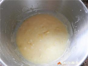 用刮刀轻轻切拌面糊均匀，用保鲜膜封起冷藏30分钟。