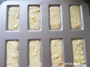 将面糊倒入学厨费南雪模具里8分满，轻震气泡。