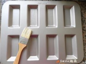 将学厨费南雪模具涂一层薄薄的玉米油（UKOEO烤箱180度预热）。