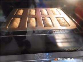 将学厨费南雪模具放入提前预热好的烤箱中，用180度先烤7分钟。